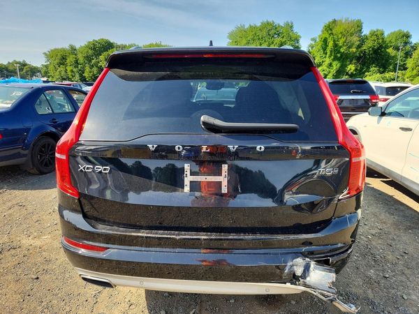 2020 VOLVO XC90 Momentum