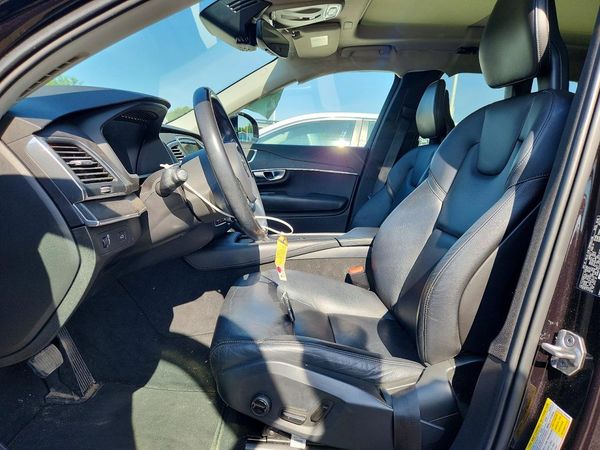 2020 VOLVO XC90 Momentum