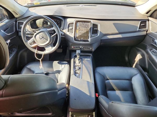 2020 VOLVO XC90 Momentum