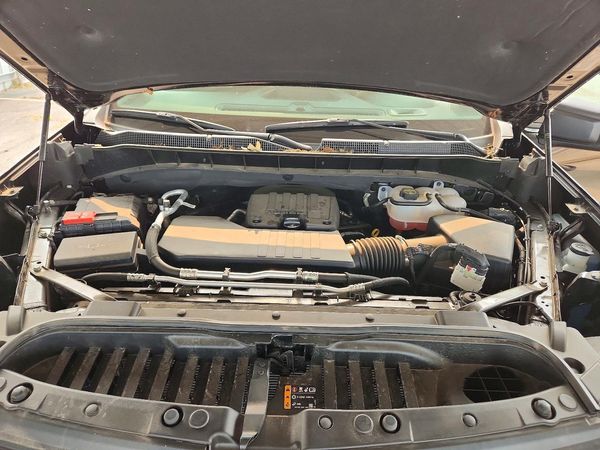 2025 CHEVROLET SILVERADO Custom — Engine bay