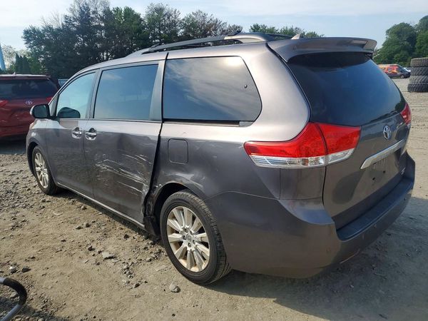 2013 TOYOTA SIENNA