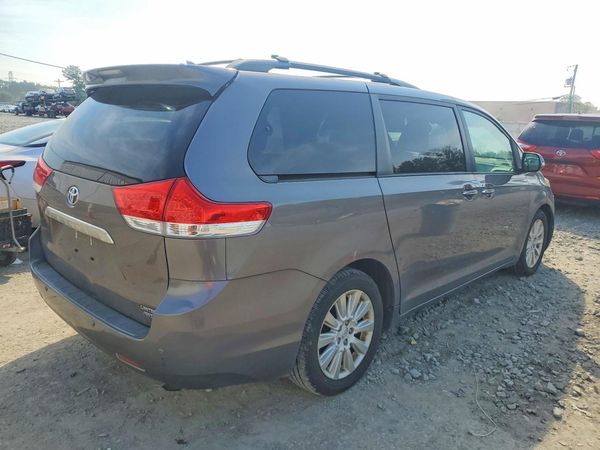 2013 TOYOTA SIENNA