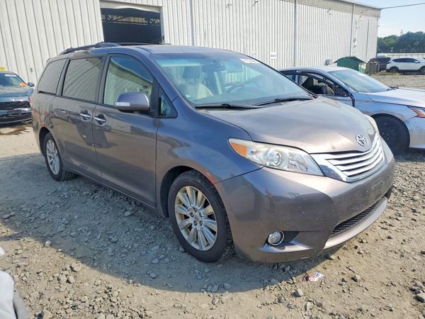 2013 TOYOTA SIENNA