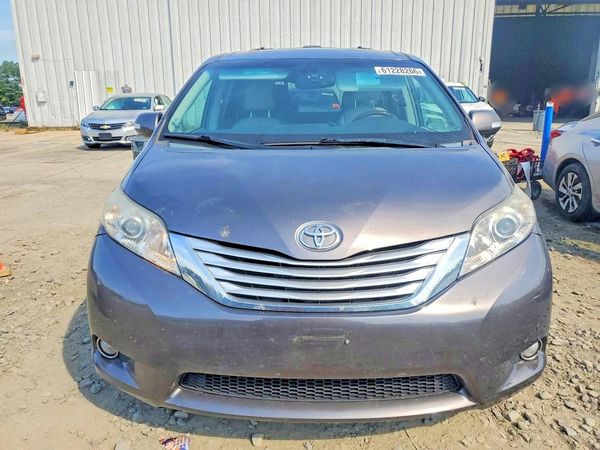 2013 TOYOTA SIENNA