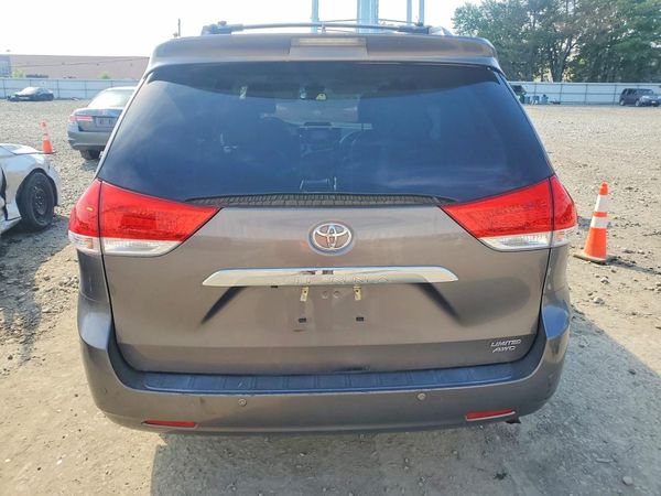 2013 TOYOTA SIENNA