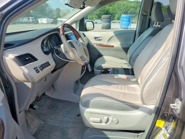 2013 TOYOTA SIENNA