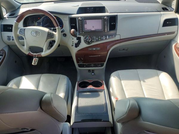 2013 TOYOTA SIENNA