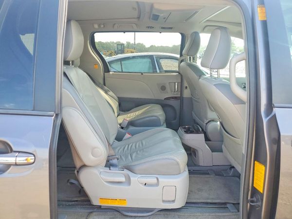 2013 TOYOTA SIENNA