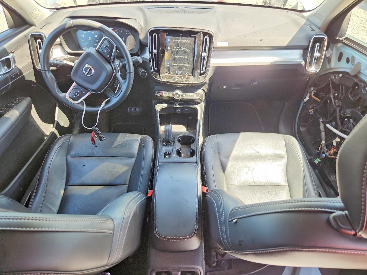 2019 VOLVO XC40 Momentum