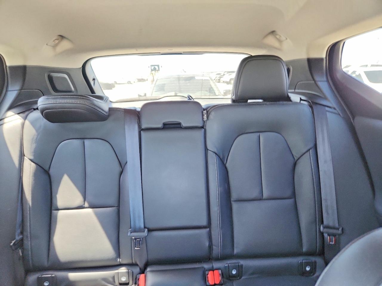 2019 VOLVO XC40 Momentum