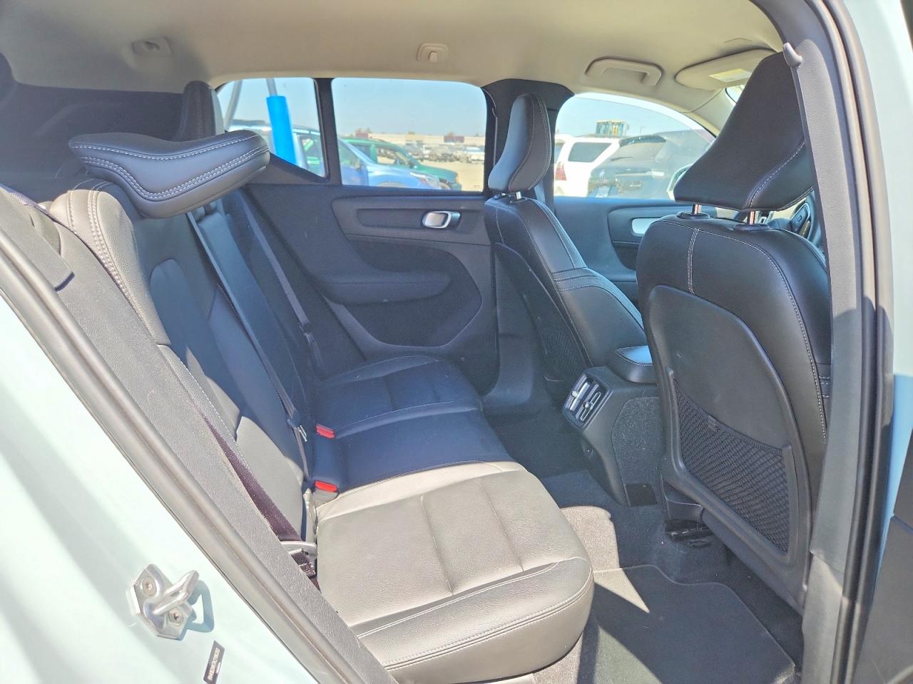 2019 VOLVO XC40 Momentum