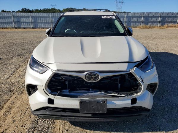 2021 TOYOTA HIGHLANDER LE