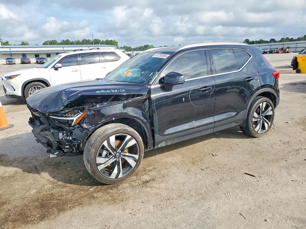 2025 VOLVO XC40 Plus Bright — Front 3/4