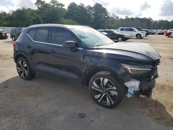 2025 VOLVO XC40 Plus Bright — Passenger 3/4