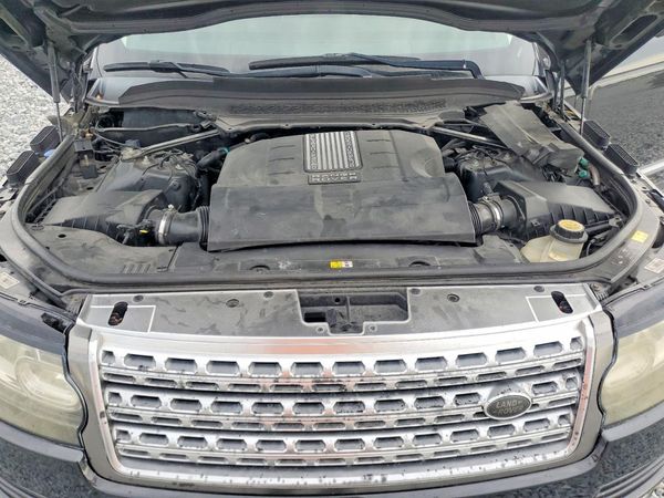 2014 LAND ROVER RANGEROVER HSE — Engine bay