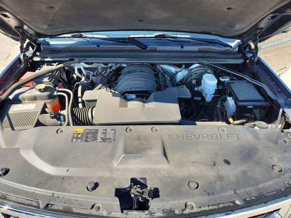 2016 CHEVROLET SUBURBAN LT — Engine bay