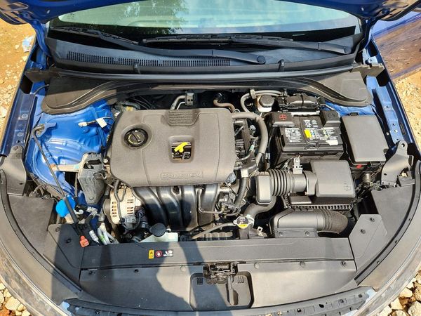 2020 HYUNDAI ELANTRA — Engine bay