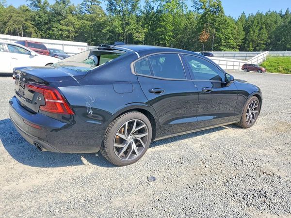 2020 VOLVO S60 Momentum