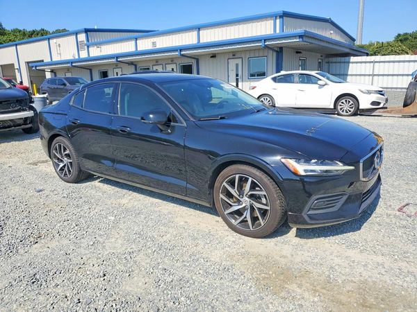 2020 VOLVO S60 Momentum