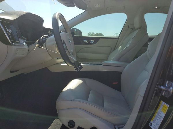 2020 VOLVO S60 Momentum