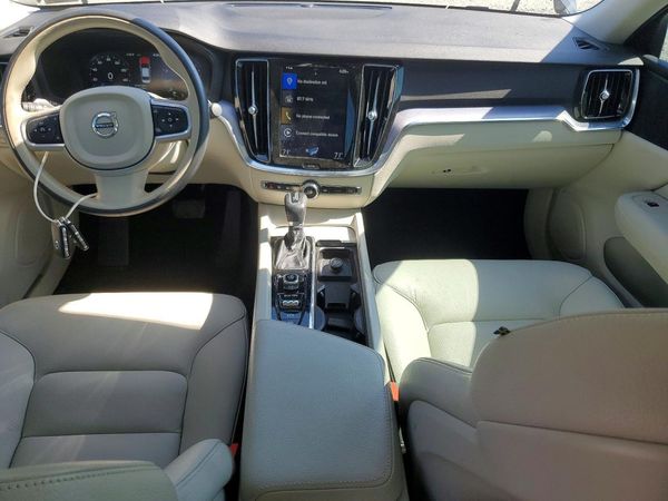 2020 VOLVO S60 Momentum