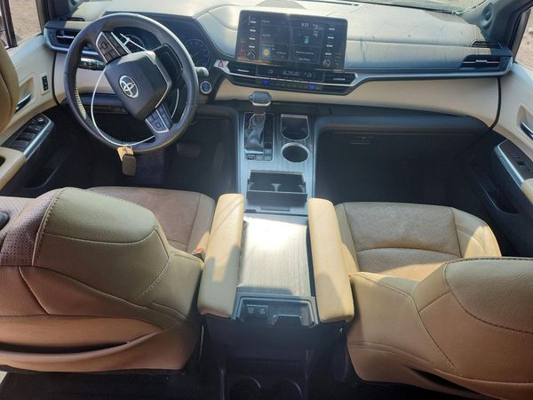 2022 TOYOTA SIENNA Limited