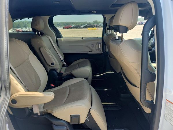 2022 TOYOTA SIENNA Limited