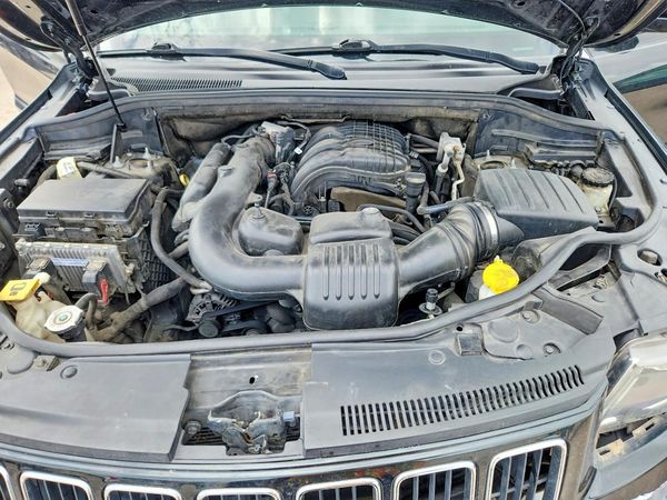 2014 JEEP CHEROKEE Laredo — Engine bay