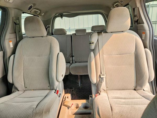2019 TOYOTA SIENNA LE