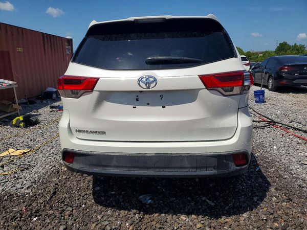 2017 TOYOTA HIGHLANDER LE