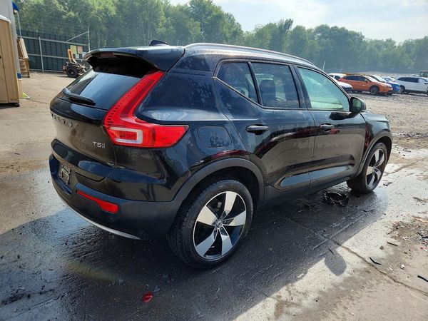 2019 VOLVO XC40