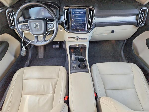 2019 VOLVO XC40