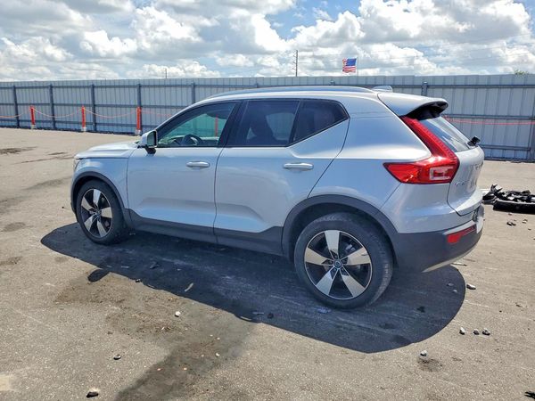 2021 VOLVO XC40