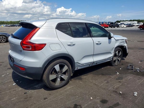 2021 VOLVO XC40