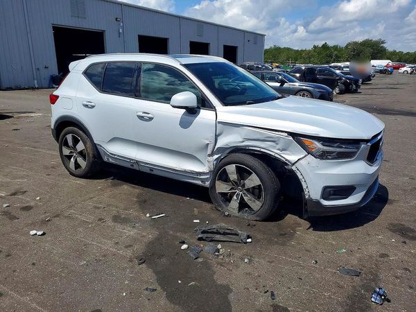 2021 VOLVO XC40
