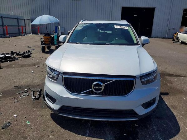 2021 VOLVO XC40