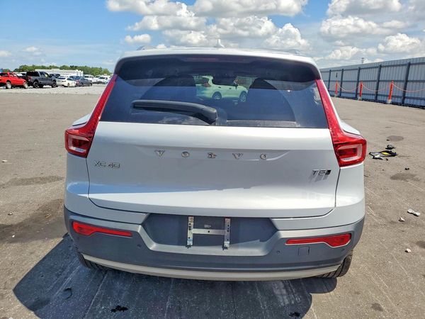 2021 VOLVO XC40