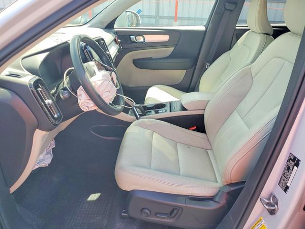 2021 VOLVO XC40