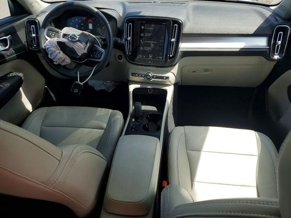 2021 VOLVO XC40