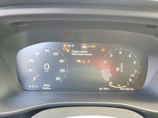 2021 VOLVO XC40