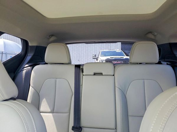 2021 VOLVO XC40