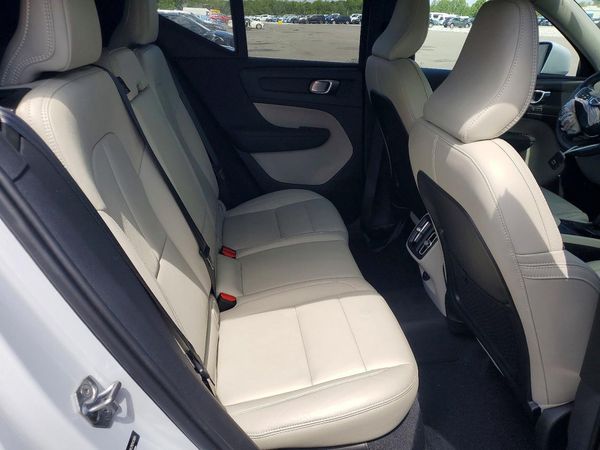 2021 VOLVO XC40