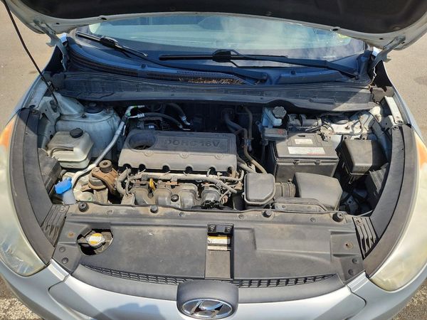 2012 HYUNDAI TUCSON GLS — Engine bay