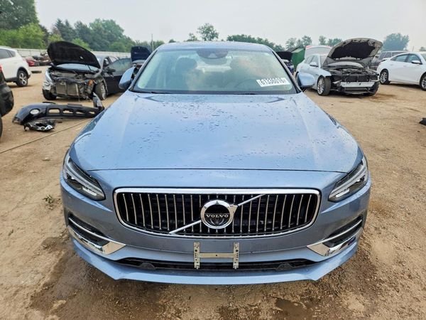 2017 VOLVO S90