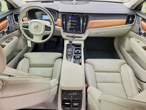 2017 VOLVO S90