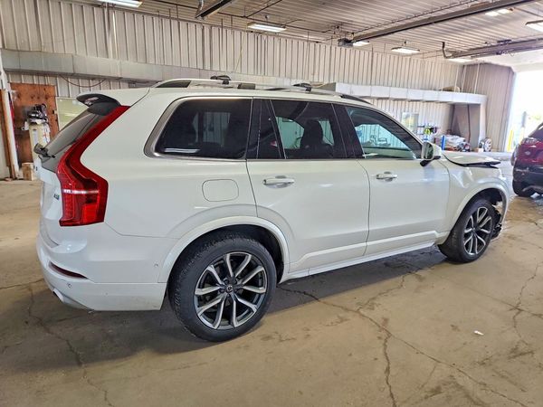 2018 VOLVO XC90 Momentum