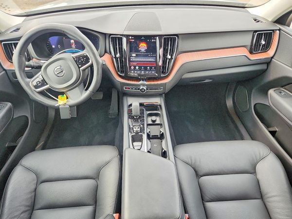 2024 VOLVO XC60