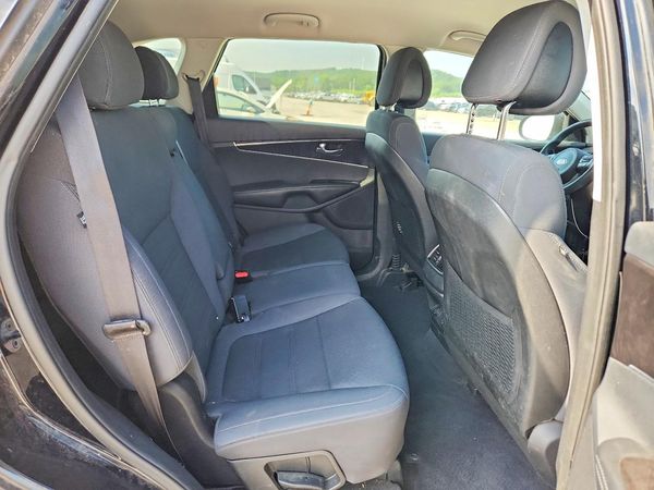 2016 KIA SORENTO L / LX