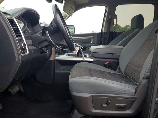 2017 RAM 1500 SLT CREW CAB 4X4