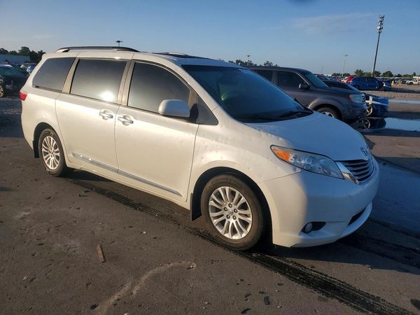 2017 TOYOTA SIENNA